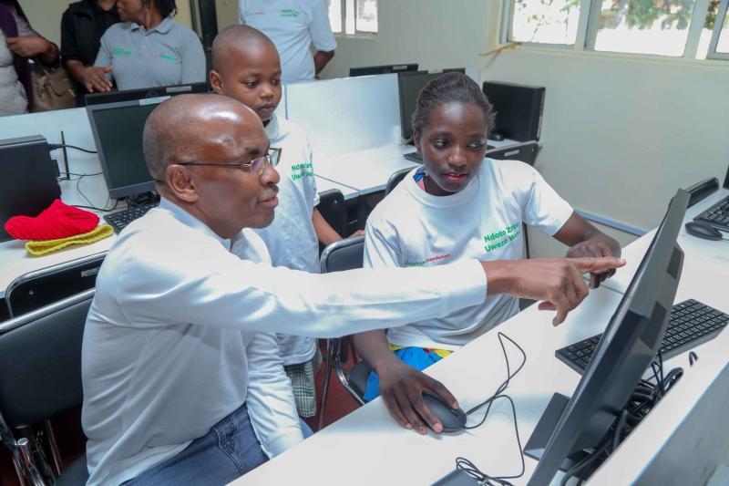 Students from Machakos School for the Deaf took Safaricom PLC CEO Peter Ndegwa through the new computers they received during Safaricom Foundation’s Ndoto Zetu Phase 5 launch.